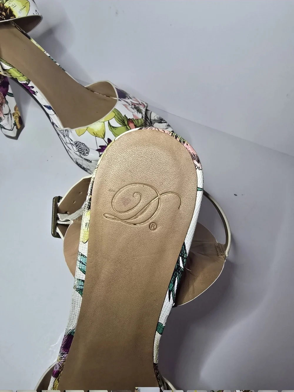 Delicious White Floral Platform Block Sandals with Ankke Strap, Size 7 1/2